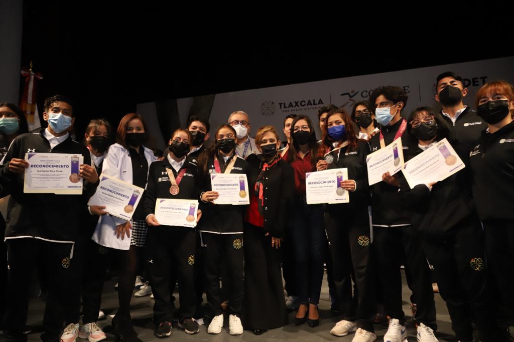 Gobierno estatal otorgó estímulos económicos a medallistas nacionales Conade 2022